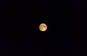 Луна. Фото сделано с использованием штатива и зум-объектива (фокусное расстояние 300 мм). (1024х668) 11 Кб
